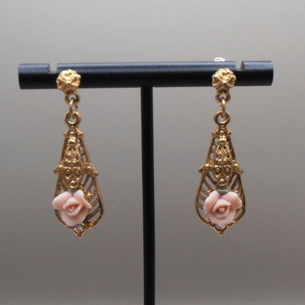 VTG Gold Tone Filigree Dangle Earrings Porcelain Roses Post Back 1.5" – Unmarked